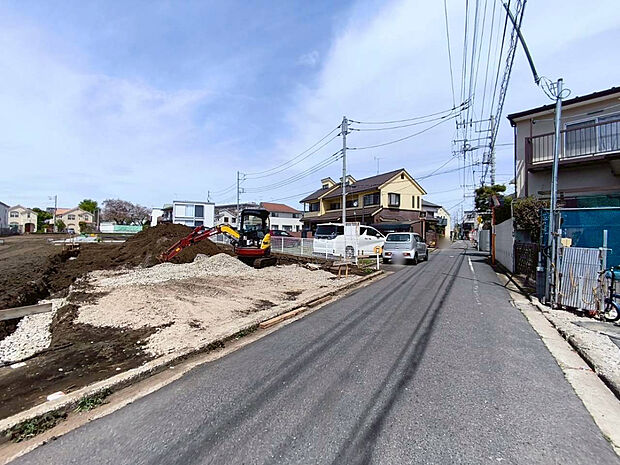 【全面道路含む外観】建物の基礎・構造といった目には見えにくい部分もしっかりこだわったお家です。安心して永くお住まいいただけます。