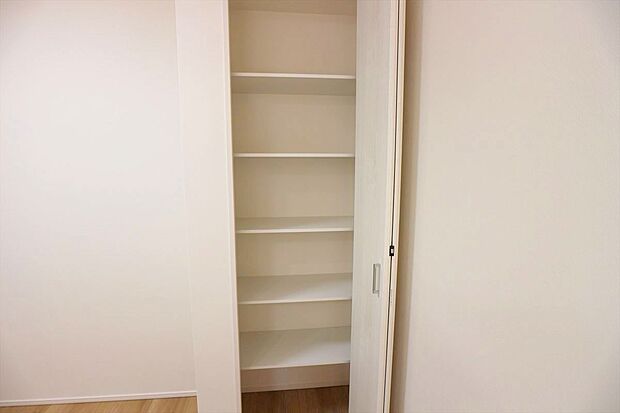 【【パントリー 】】食材や調理器具もこちらにキープ！管理しやすく！お部屋もスッキリ！