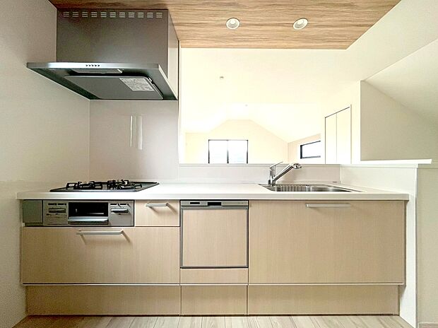 【対面式キッチン】人気の対面式のカウンターキッチン。小さなお子さんがリビングにいても目が届くので安心。