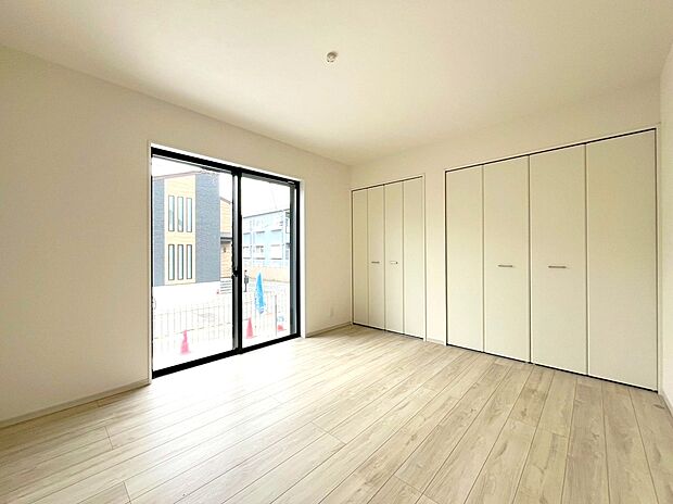 【居室】全居室、窓と収納がついているプライベートルーム。外からの光が入ることで日中は照明いらず。窓を開ければ爽やかな風が住まいを通り抜けます。