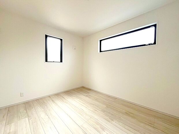 【居室】明るく開放感のある洋室。昼間は豊かな陽光が心地よく、夜はゆったりと落ち着いた空間に。