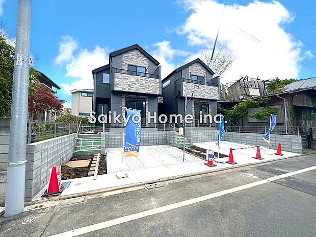 【現地写真】2台停めることができる広々としたカースペースが嬉しいですね。