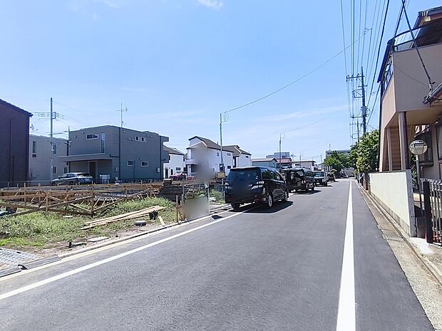 【前面道路】前面道路は6メートル。駐車が苦手な方にも嬉しい住まいです。