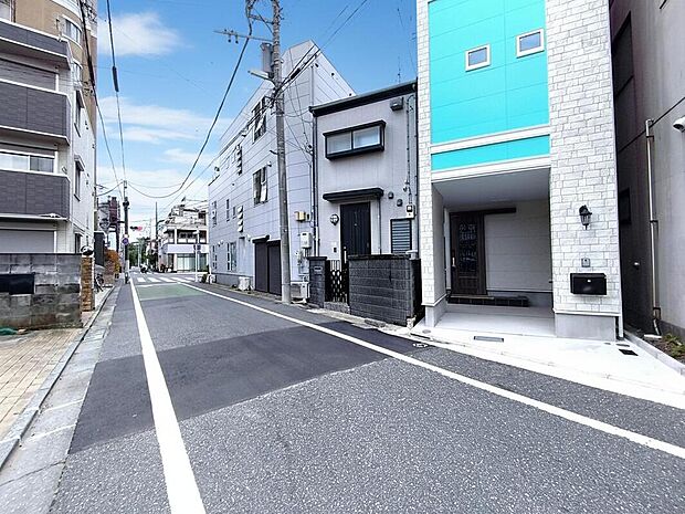 【前面道路含む現地写真】徒歩圏内に公園、商業、教育、医療施設が揃う便利で安心の住環境です。