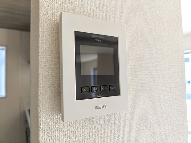 【【モニター付きインターホン】】玄関を確認しなくても誰が来たのかすぐわかります。訪問者を確認してから会話することができますので安心して対応できます。