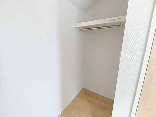 【【ウォークインクローゼット】】嬉しい大型収納は衣替え不要ですぐに使え、片付け上手に!