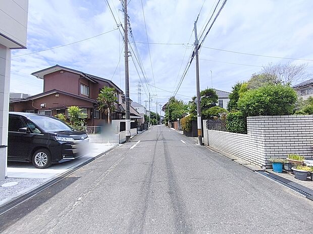 【前面道路】前面道路は約6mの幅広な道路です。入出庫の際もらくらくです。
