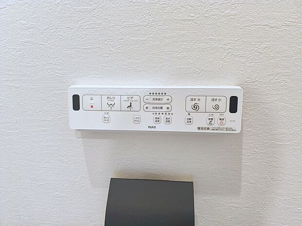 【【温水洗浄便座】】メーカーによってはウォシュレット・シャワートイレともいいますね♪魅力は清潔な状態をキープする事が出来、冬になると便座が冷たいなんて思いもしなくてすみます！！