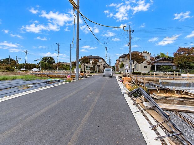 【前面道路含む外観】前面道路は6mの幅広な道路です。入出庫の際もらくらくです。