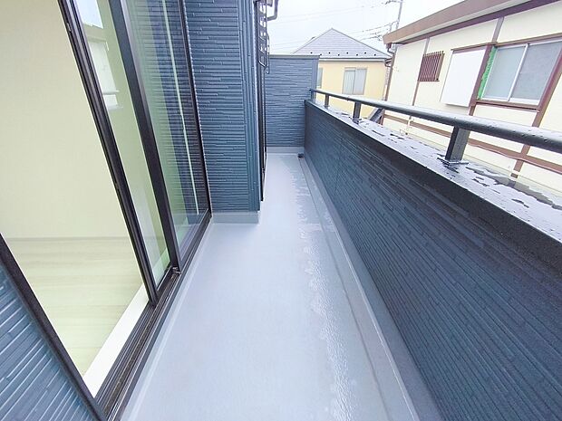【バルコニー】南面からの採光と通風が望めるバルコニー！お洗濯にもうれしいですね！また、静かな住環境を再認識させられます