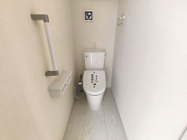 【【温水洗浄便座】】トイレは清潔感のあるオフホワイト♪　毎日使う場所だからこそお手入れも楽々にできる機能が搭載。汚れが付着しにくい便器でお掃除も楽々。