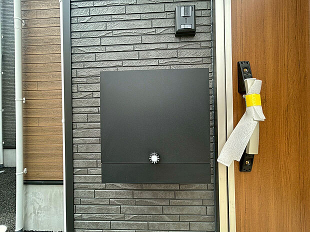 【【宅配ボックス】 】不在中でも荷物が受け取れる「宅配ボックス」付！　安心してお出かけが出来ますね！
