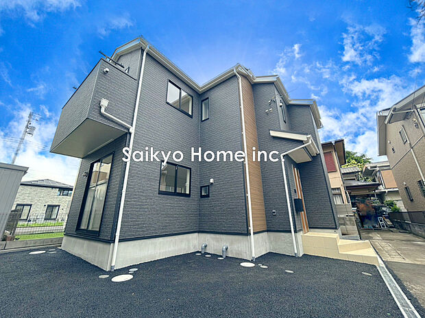 【現地外観】シンプルモダンな外観が特徴。閑静な住宅街に位置する邸宅です。前面道路は車通りが少なく、子育てにも安心！
