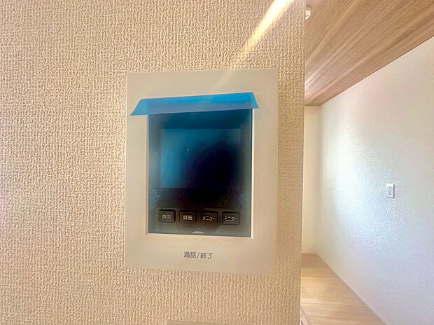 【モニター付きインターフォン】インターフォンはTVモニタ付。誰が来たかひと目で分かるのでセキュリティ面にも安心です。
