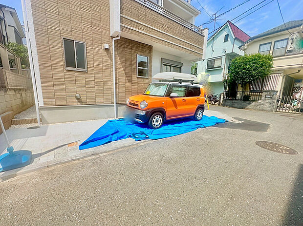 【カースペース】駐車が苦手な方にも嬉しい広々としたカースペースが特徴です。
