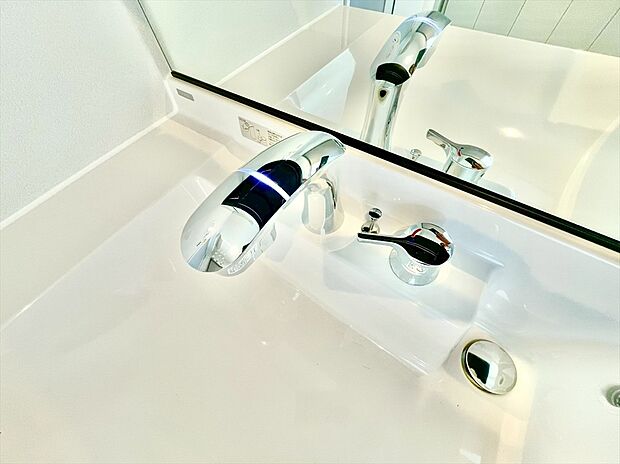 【【タッチレス水柱】】汚れた手でも触らずに吐水・止水でき、水濡れが少なく掃除が楽です。節水効果も！