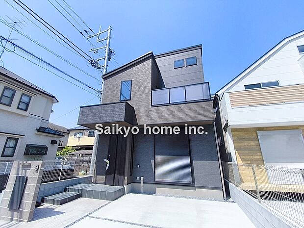 【C号棟外観】シンプルモダンな外観が特徴。閑静な住宅街に位置する邸宅です。前面道路は車通りが少なく、子育てにも安心。