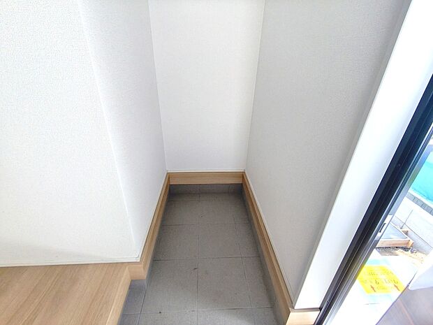 【【シューズインクローゼット】】靴だけでなく、傘やベビーカーなどの外用品を収納でき、玄関がすっきりと片付きます。