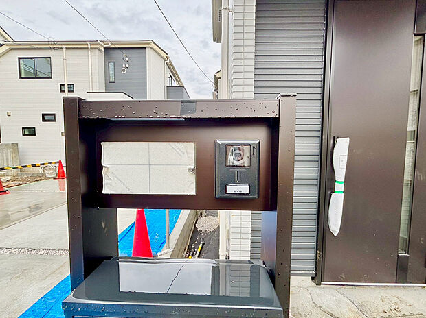 【TVモニター付きインターホン】モニター付きインターホンは玄関を確認しなくても誰が来たのかすぐわかります。訪問者を確認してから会話することができますので安心して対応できます。