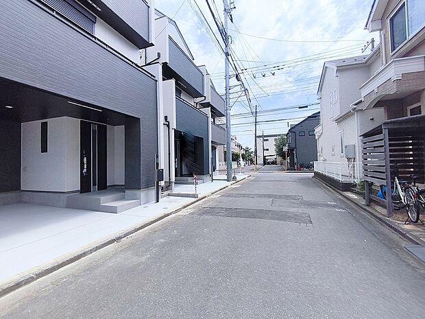 【前面道路含む現地写真】南側5m、東側8m道路に面しています
