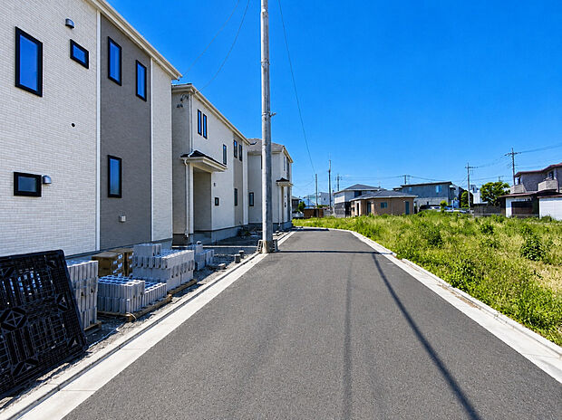 【前面道路含む外観】前面道路は4.5mの幅広な道路です。入出庫の際もらくらくです。