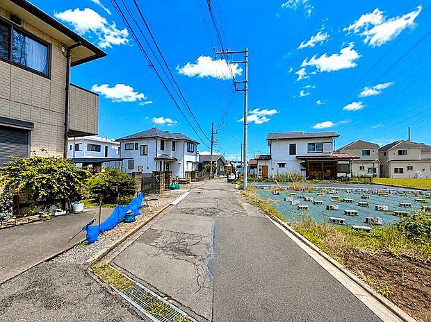 【前面道路含む現地写真】緑豊かで閑静な住宅街は子育てにはピッタリです。