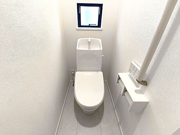 【【温水洗浄便座】】メーカーによってはウォシュレット・シャワートイレともいいますね♪魅力は清潔な状態をキープする事が出来、冬になると便座が冷たいなんて思いもしなくてすみます!!
