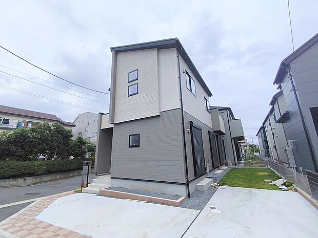 【外観】使い勝手や暮らしやすさはもちろん・・・どうせなら友達に自慢できる家がいい!落ち着いたスタイリッシュな邸宅です。