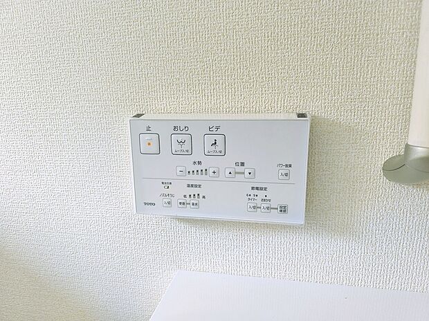 【【温水洗浄便座】】トイレは清潔感のあるオフホワイト♪ 毎日使う場所だからこそお手入れも楽々にできる機能が搭載。汚れが付着しにくい便器でお掃除も楽々。