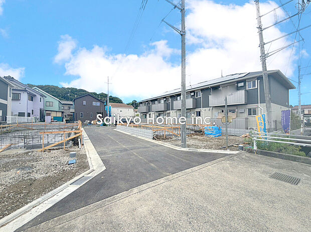 【現地写真】早くも最終2棟!こだわりの間取りと並列駐車2台可!日野バイパスにも近くカーライフも充実!