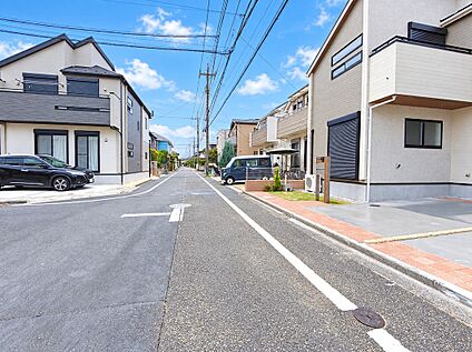 前面道路含む外観