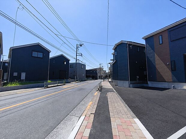 【前面道路】前面道路は4、6メートル（2面）。ゆとりもあり車庫入れもスムーズにできますね。
