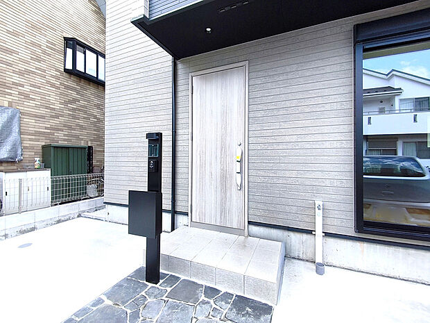 【玄関】永くお住いになっても飽きの来ないシンプルなデザイン。快適な生活環境を重視した、細部までこだわりのある間取り・仕様です。