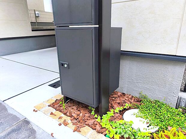 【宅配ＢOX】不在中でも荷物が受け取れる「宅配ボックス」付！　安心してお出かけが出来ますね！