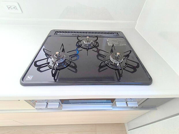 【【3口コンロ】 】凹凸が少ないフラットトップコンロ。お掃除もラクラクです。