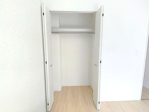 【【クロゼット】】全居室に収納を完備しておりますので、居室の全空間を有効活用出来ます。自分好みのお部屋で、ゆったりお寛ぎ頂けます。