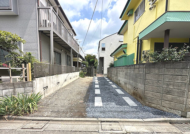 【前面道路含む外観】前面道路は6.5mの幅広な道路です。入出庫の際もらくらくです。