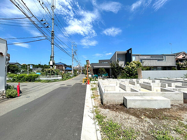 【前面道路含む現地写真】周囲にはスーパーをはじめとした買い物施設も揃っています。住みやすさと利便性を兼ね備えた環境です。