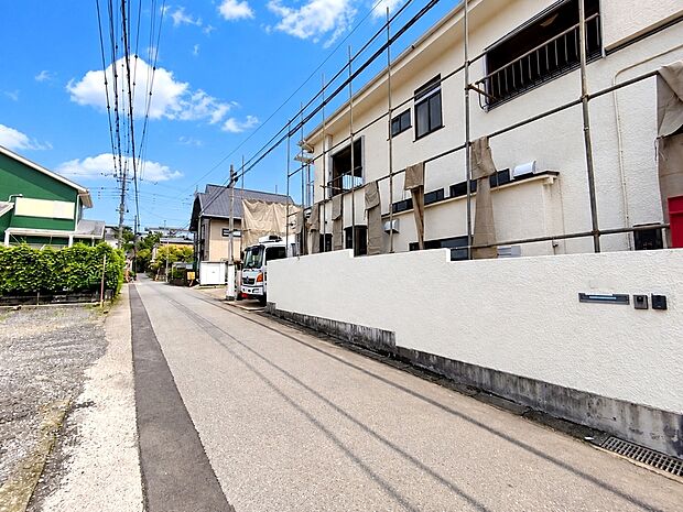 【前面道路含む現地写真】東側4.5ｍ道路に面しています。※古屋解体中（2026年9月）