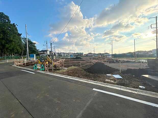 【前面道路含む現地写真】前面道路は6ｍ（3面）。ゆとりもあり車庫入れもスムーズにできますね。