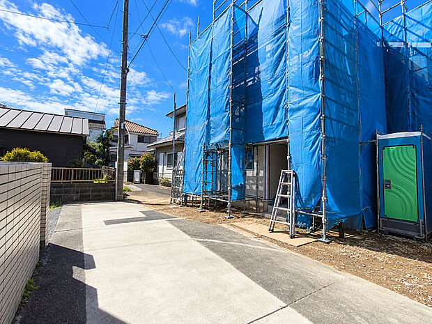 【前面道路含む外観】低層地区の静かな街並みが広がります。