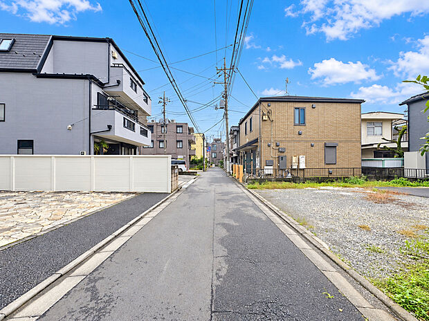 【前面道路含む外観】緑豊かで閑静な住宅街は子育てにはピッタリです。ゆったり暮らしたい方にピッタリです。
