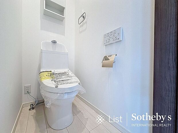 ■レストルーム■(20号棟)いつでも快適・清潔に保てるシャワートイレ。リモコンは壁付けタイプでお掃除もラクラク♪
