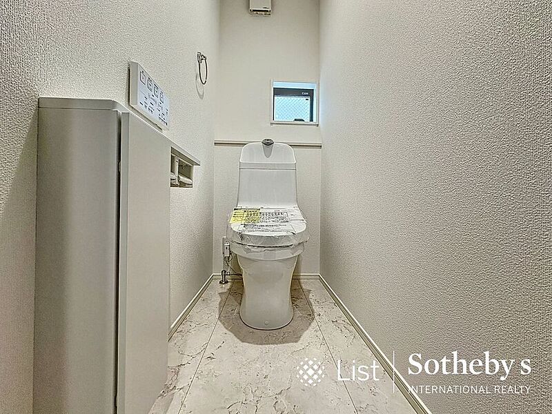■レストルーム■(A号棟)いつでも快適・清潔に保てるシャワートイレ。リモコンは壁付けタイプでお掃除もラクラク♪トイレは窓付きなので換気もしやすく、明るい空間です♪