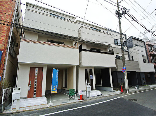 小金井市東町4丁目の3階建て住宅