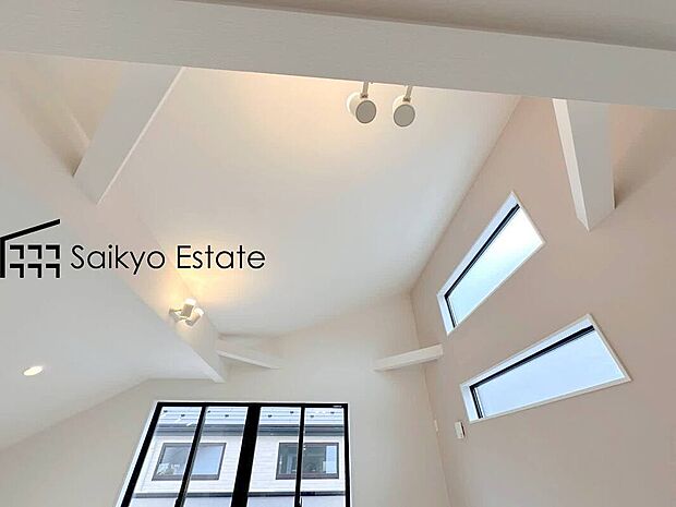 開放感ある吹き抜けリビング天井