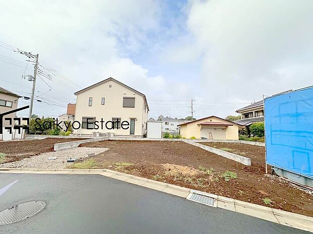 【現地土地写真】土地面積、全区画ゆとりの34坪以上！角地を含めた全7区画！建物価格1500万円より承ります。参考間取りなど、お客様のご要望に沿ったプランをご用意いたしますので、お気軽にご相談ください。