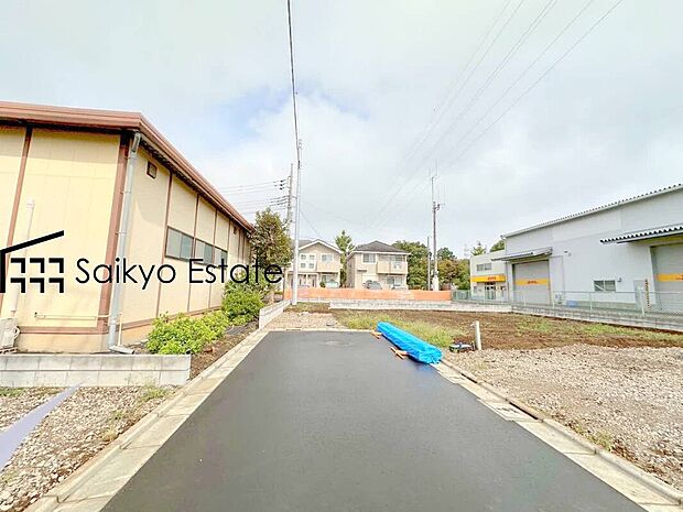 【現地土地写真】広々とした敷地、自然豊かな環境は、子育てにはぴったりです。のんびり、のびのびと暮らせる、そんな立地です。