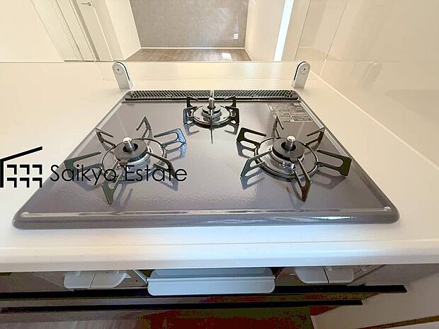 【【3口ガスコンロシステム】】3口ガスコンロシステムはたくさんの料理が同時に作れて便利な上、凹凸が少ないフラットトップなのでお掃除も楽々です。