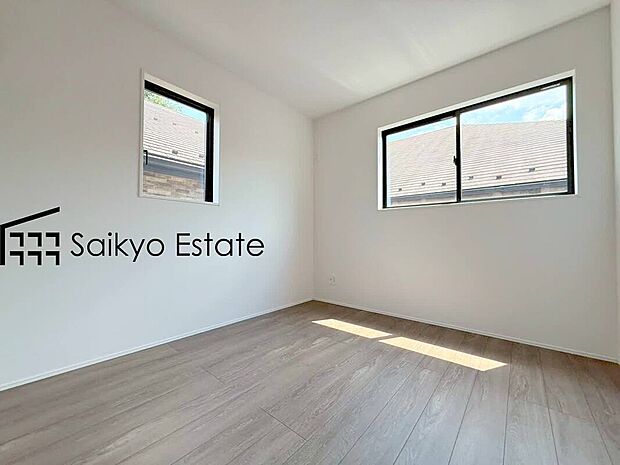 【洋室（2号棟）】クローゼット付きの居室が4部屋ございますので、書斎や子供部屋、収納部屋などライフステージに合わせてご利用いただけます。
